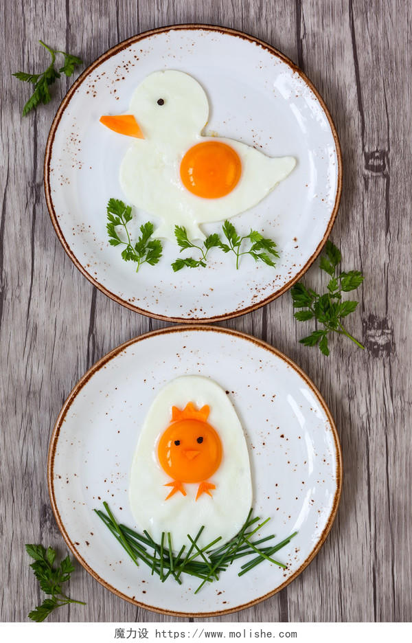 木质板背景下在盘子上复活节早餐煎鸡蛋